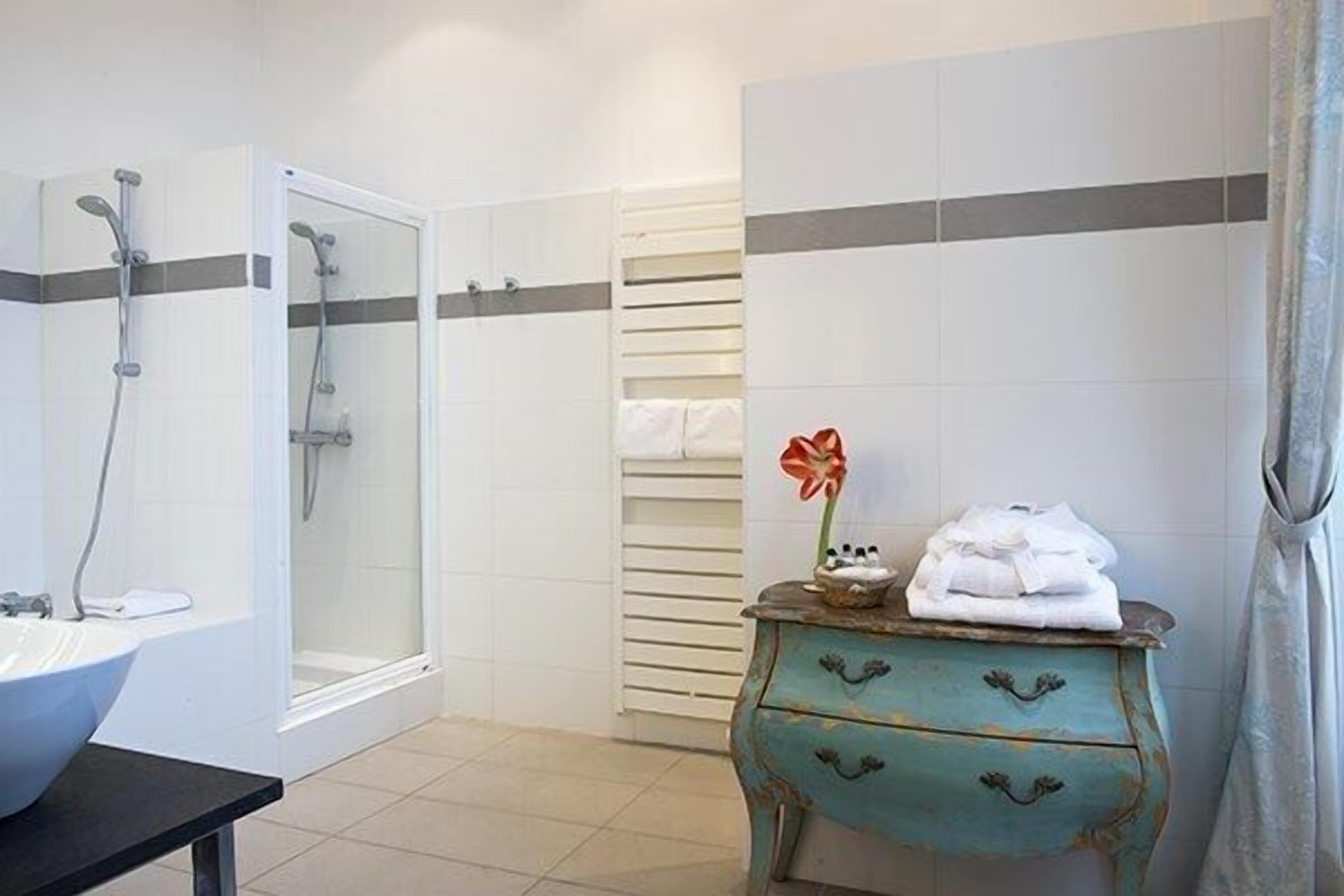 free toiletries, towels