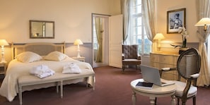 Chambre supĂ©rieure, 1 grand lit | Literie de qualitĂ©, dĂ©cor unique, bureau, systĂšme dâinsonorisation