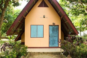 A small, single-story building with a sloped roof, a central door marked "Bz", and two windows with shutters.