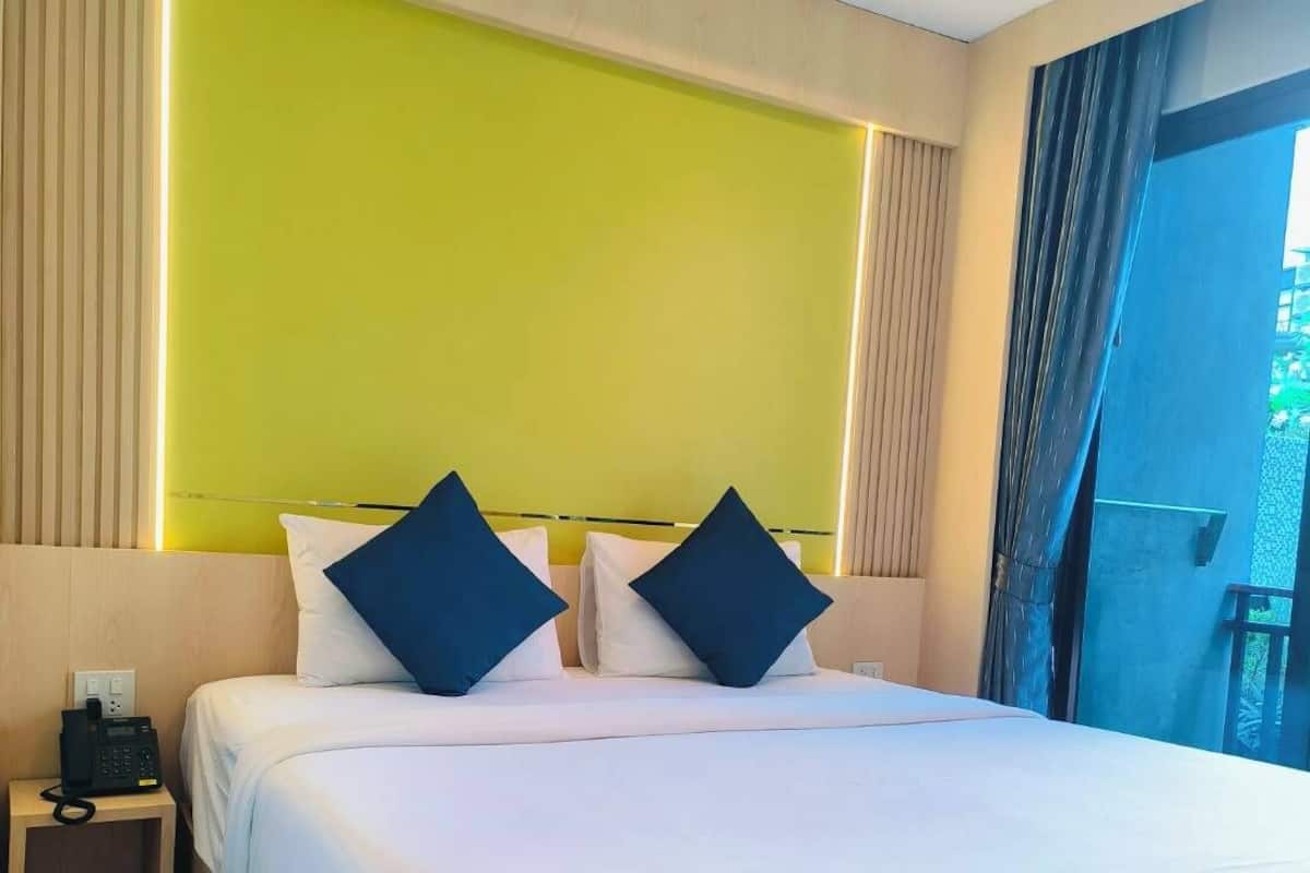Superior Double Room with Pool View