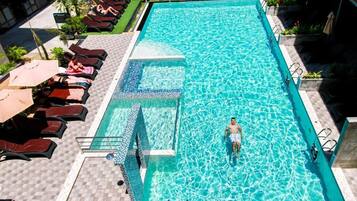 Minibar, in-room safe, free WiFi