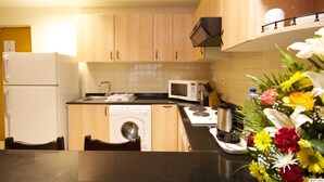 Coffee/tea maker, full-sized fridge, microwave, oven - Welcome Hotel Apartments 2 (Dubai)