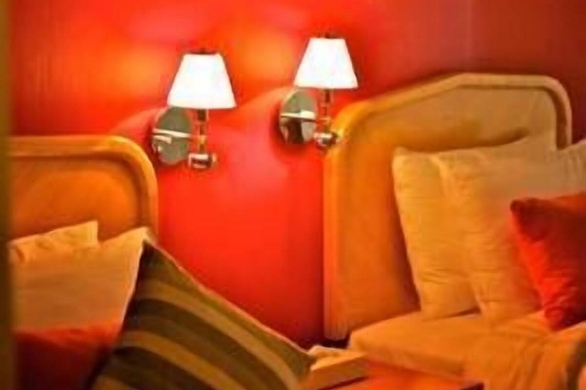 In-room safe, desk, iron/ironing board, rollaway beds (surcharge)