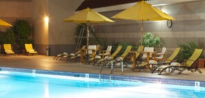 Outdoor pool, sun loungers - Welcome Hotel Apartments 2 (Dubai)
