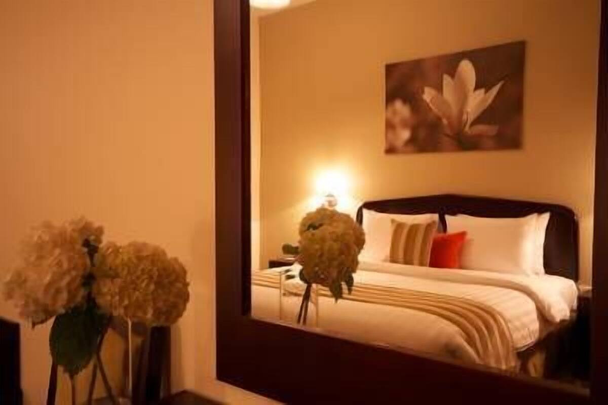 In-room safe, desk, iron/ironing board, rollaway beds (surcharge)