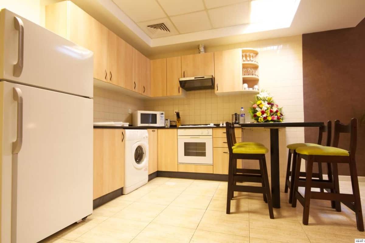 Full-sized fridge, microwave, oven, stovetop