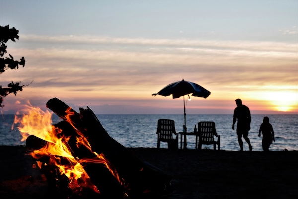 Am Strand, Sonnenschirme, Strandtücher, Strandbar