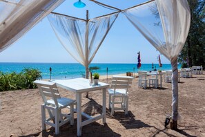 3 restaurants, servant le déjeuner et le dßner; cuisine internationale