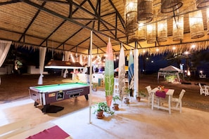 Bar Ă cocktail, vue sur la plage, ouvert tous les jours