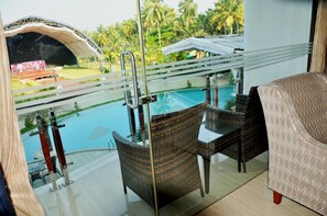 Habitación superior | Baño | Artículos de higiene personal gratuitos, secador de pelo y albornoces