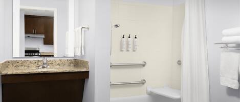 Un baño con ducha, inodoro y lavabo.