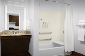 Kostenlose Toilettenartikel, Haartrockner, Handtücher