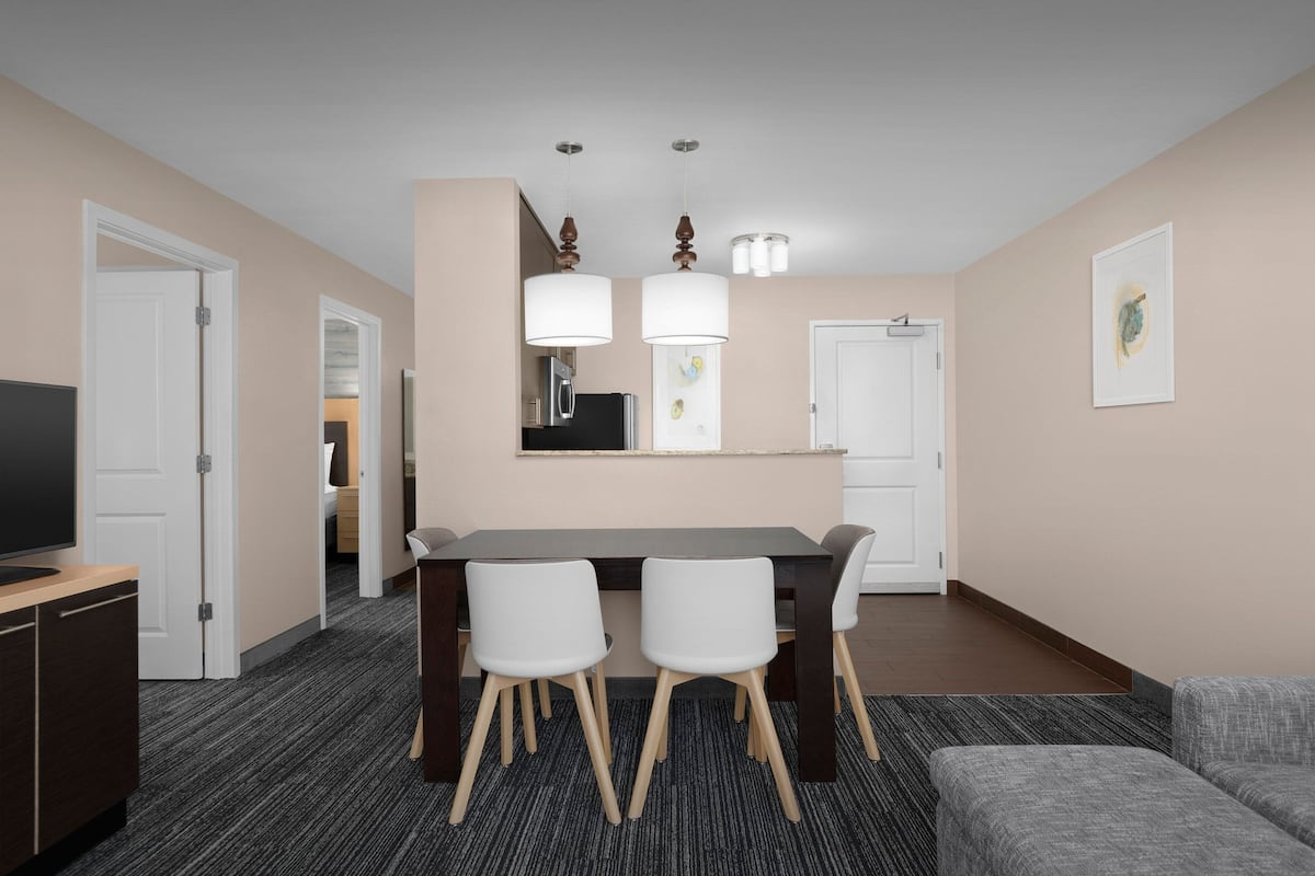 Suite, 2 habitaciones | Escritorio y espacio para trabajar con laptop