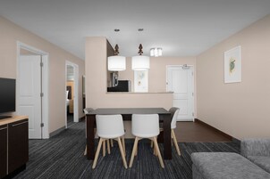 套房, 2 间卧室 | 办公桌、笔记本电脑工作区、熨斗/熨衣板、免费婴儿床