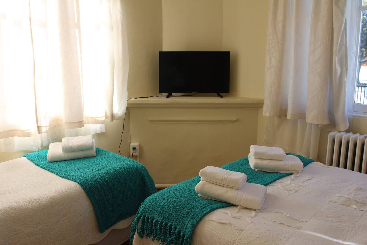 Habitación doble, baño compartido | Edredón, wifi gratis y ropa de cama