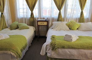 Habitación triple, baño privado | Edredón, wifi gratis y ropa de cama