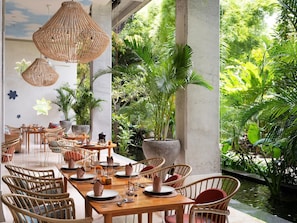 Outdoor dining - Amnaya Resort Kuta (Kuta)