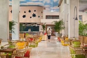 供應早餐、午餐和晚餐，國際料理