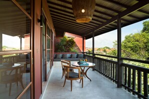 Amnaya Suite | Ylelliset vuodevaatteet, tallelokero huoneessa, työpöytä