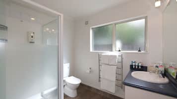 Superior Studio Suite, Accessible | Bathroom