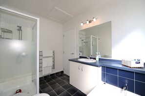Superior Suite, 1 Bedroom | Bathroom - Havelock North Motor Lodge (Havelock North)