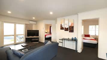 Suite superior, 2 habitaciones | Zona de estar | Una televisión LCD, un reproductor de DVD