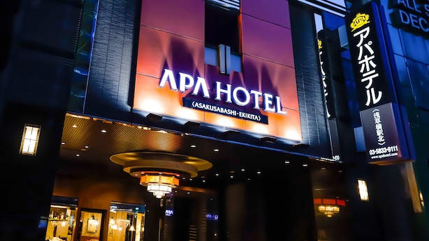 Das Gebäude des APA HOTELS mit einer gut sichtbaren Schilderung des Namens und des Standorts.