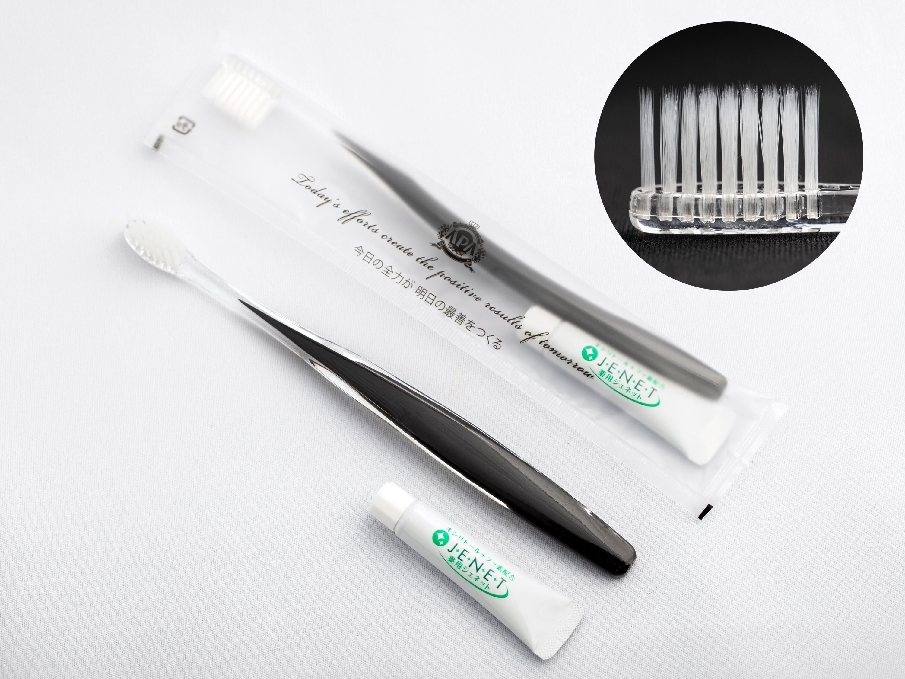 Un kit de cuidado bucal con cepillo de dientes, hilo dental y un tubo de enjuague bucal.