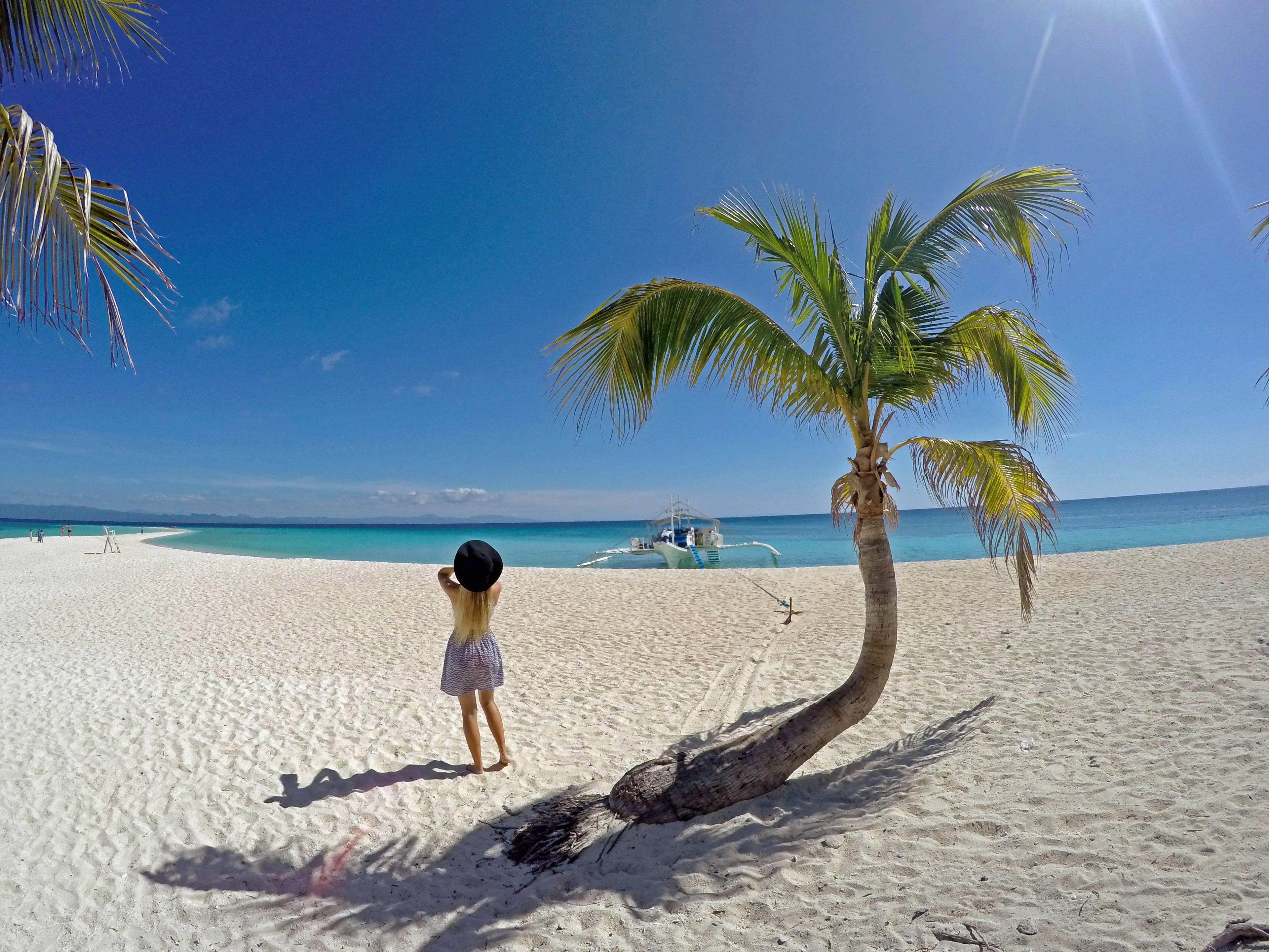 Plage privée, sable blanc, chaises longues, serviettes de plage