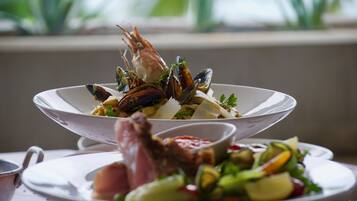 Se sirven desayunos, almuerzos y cenas (con vistas a la piscina)