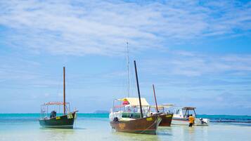Ubicación a pie de playa y arena blanca