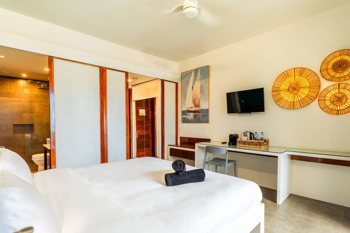 Quarto luxo | Cofres nos quartos, escrivaninha, espaço de trabalho para notebook