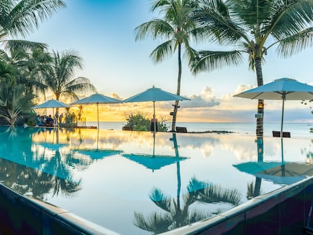 Una piscina al aire libre, sillones reclinables de piscina. Mystik Life Style