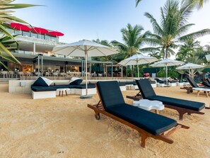 Ubicación a pie de playa y arena blanca