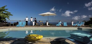 สระว่ายน้ำกลางแจ้ง