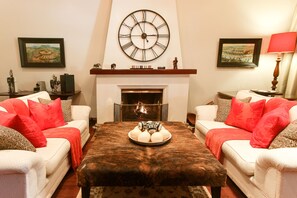 3 bars/lounges, poolside bar