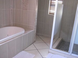 Kamer | Badkamer | Een diep bad, een regendouche, gratis toiletartikelen, handdoeken