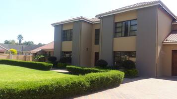 Vista frontal de la propiedad