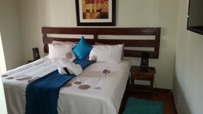 13 bedrooms, Egyptian cotton sheets, premium bedding, down duvets - Ikaze Guest Lodge (Boksburg)