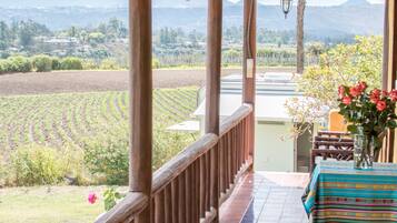 Kamar Double, pemandangan gunung | Didekorasi berbeda-beda dan dilengkapi dengan perabotan berbeda-beda