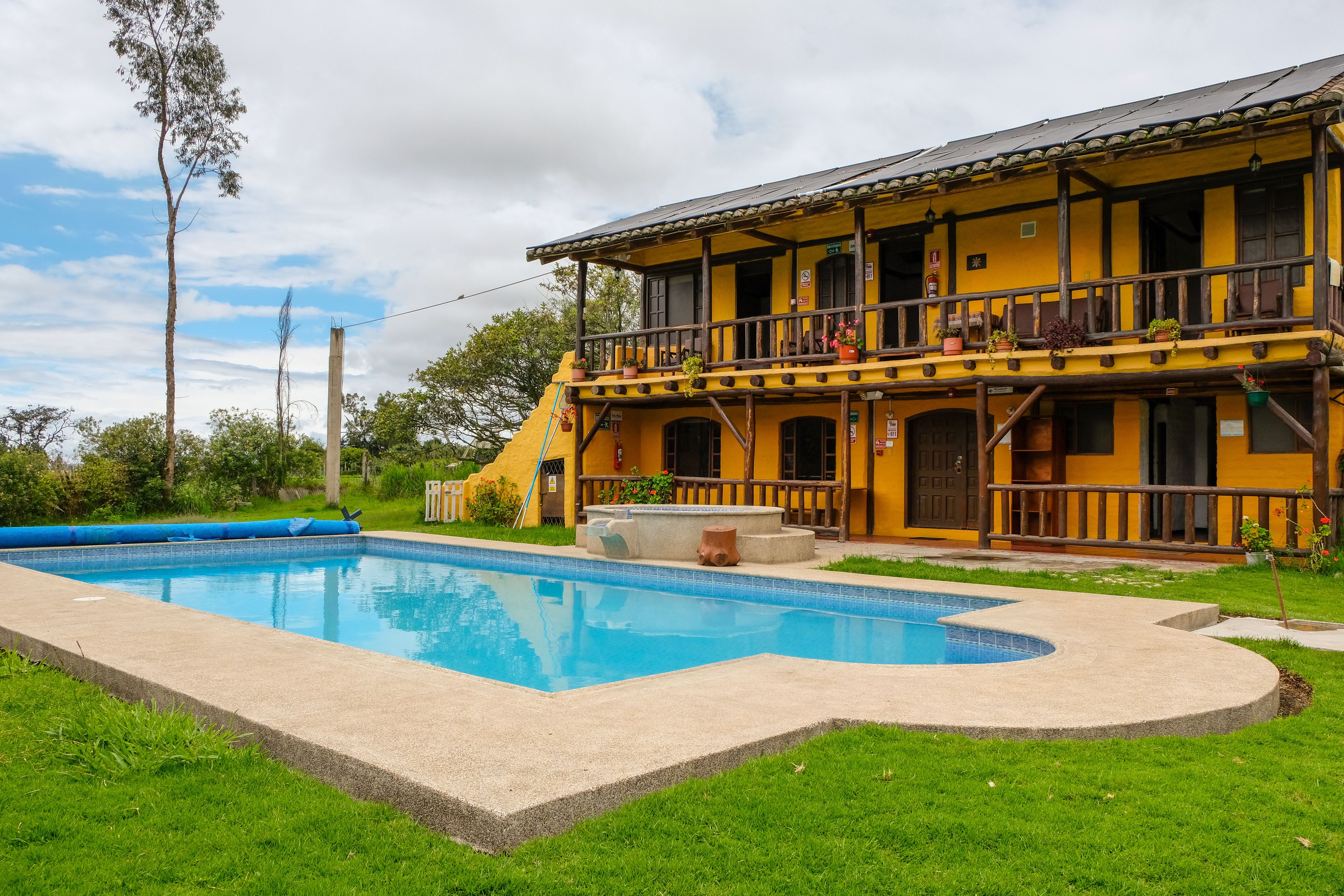 Kolam renang latihan/lintasan
