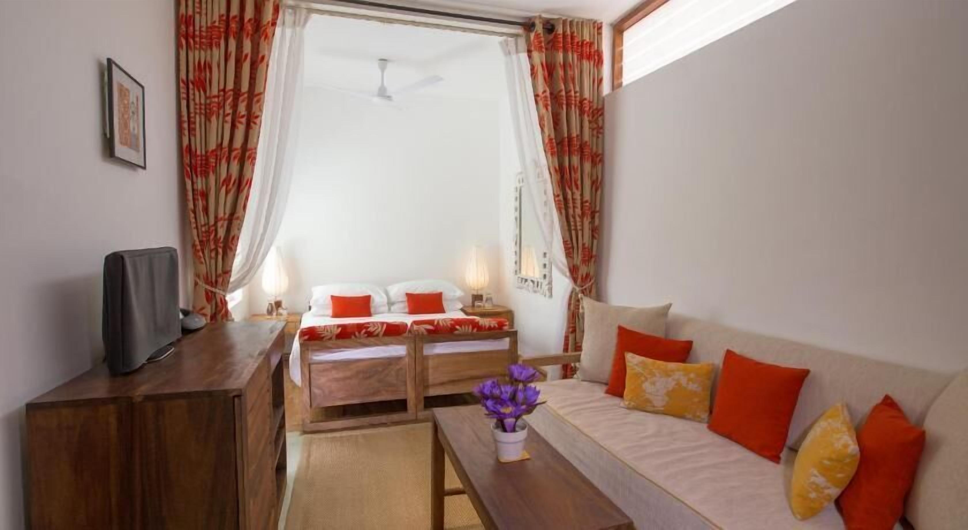 Premium bedding, in-room safe, individually decorated