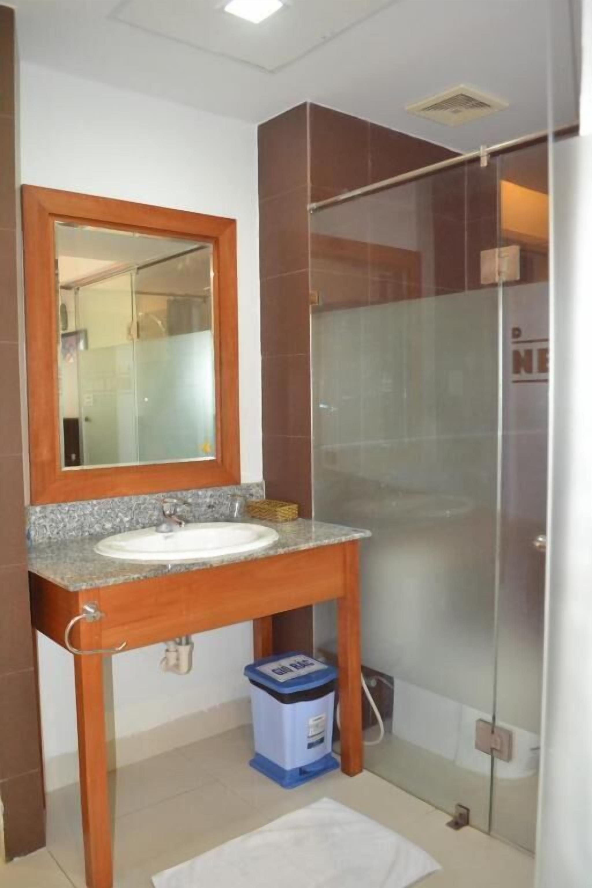 shower, free toiletries, hair dryer, slippers