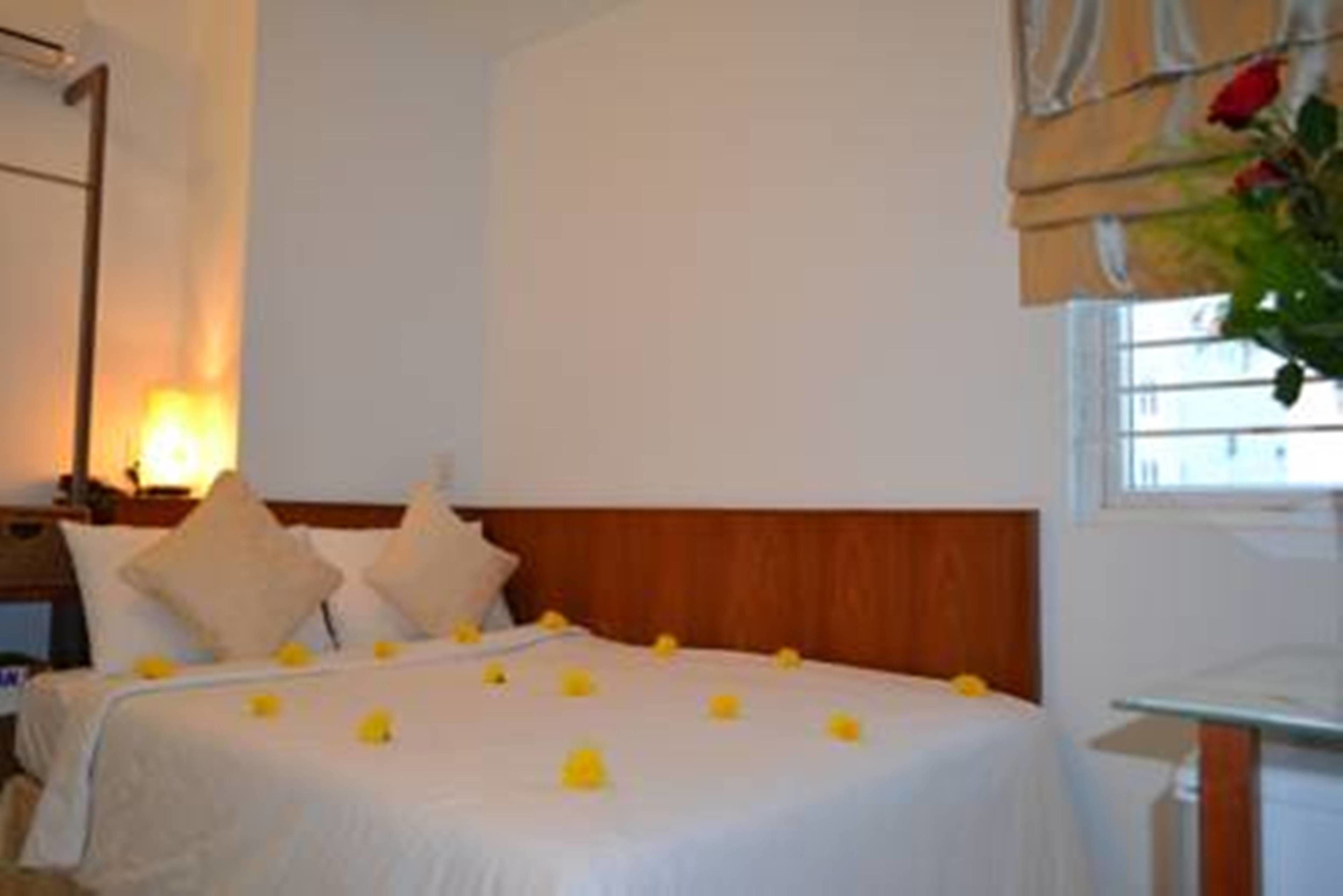 deluxe triple room | minibar, desk, soundproofing, free wifi