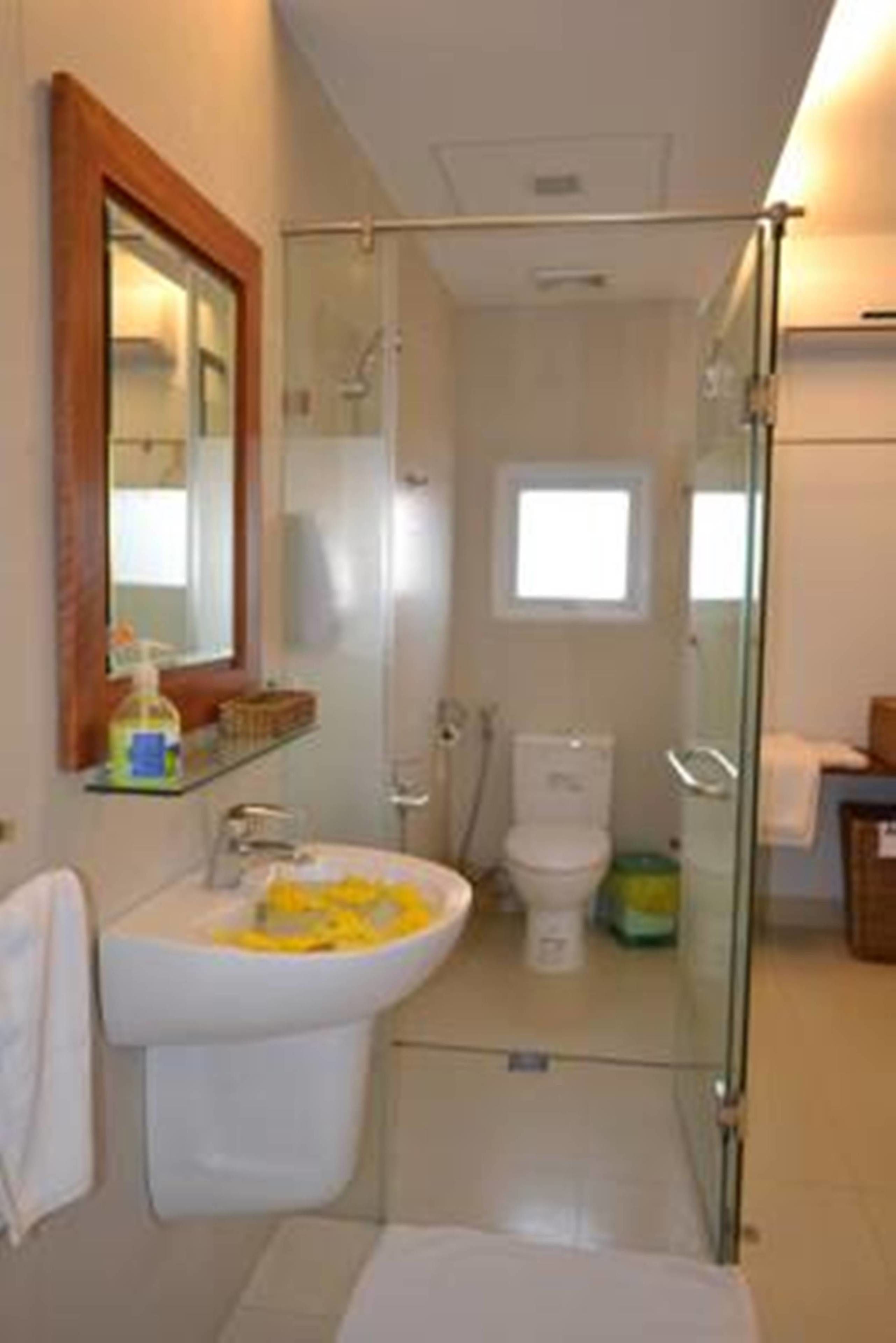 shower, free toiletries, hair dryer, slippers