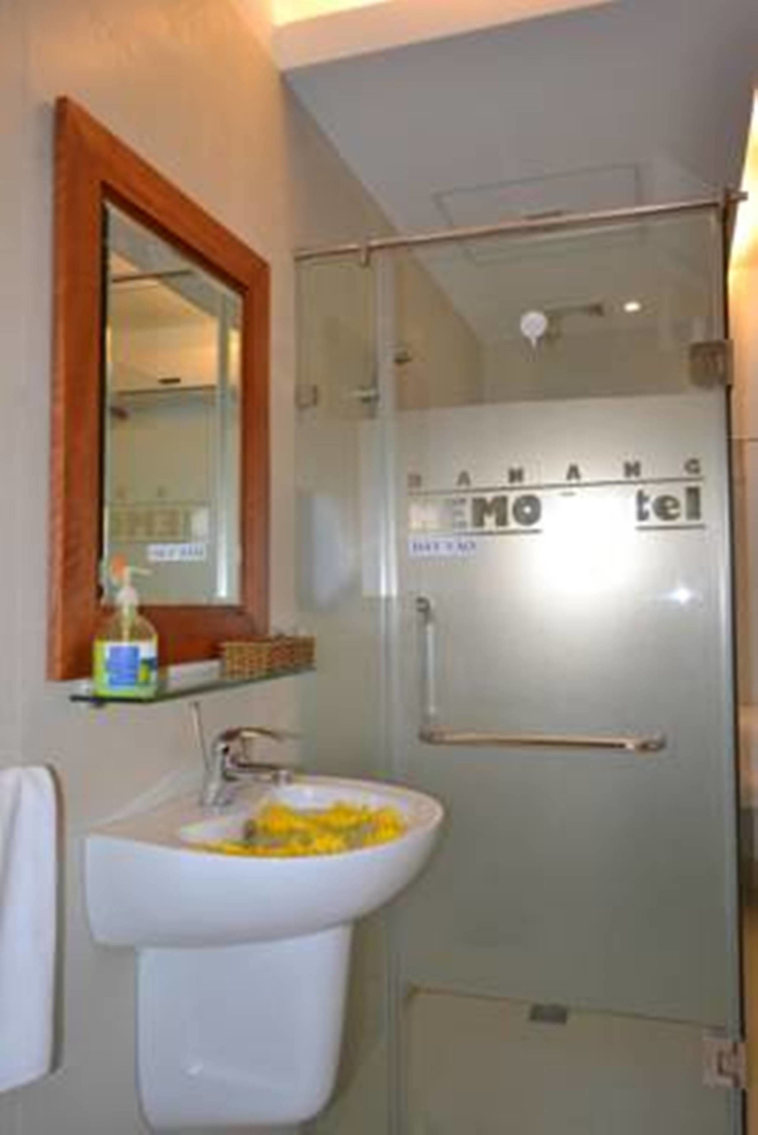 standard room, 1 double bed | bathroom | shower, free toiletries, hair dryer, slippers