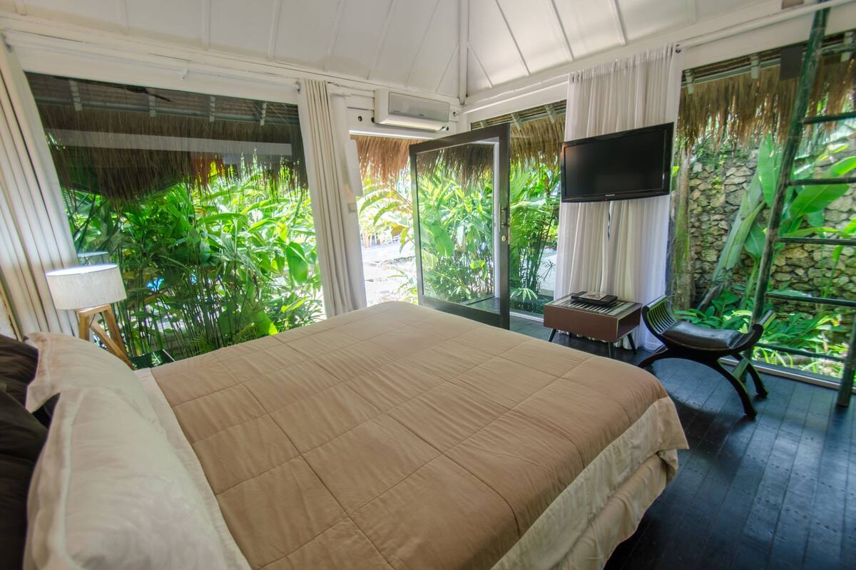 Deluxe Room (Rinjani) | Premium bedding, minibar, in-room safe, desk