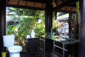Standard Room (Coconut Bale) | Bathroom | Combined shower/bathtub, free toiletries, hair dryer, towels