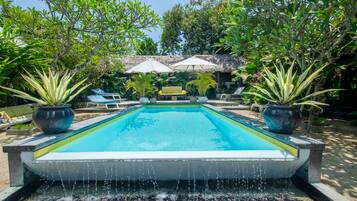 Outdoor pool, free pool cabanas, pool loungers