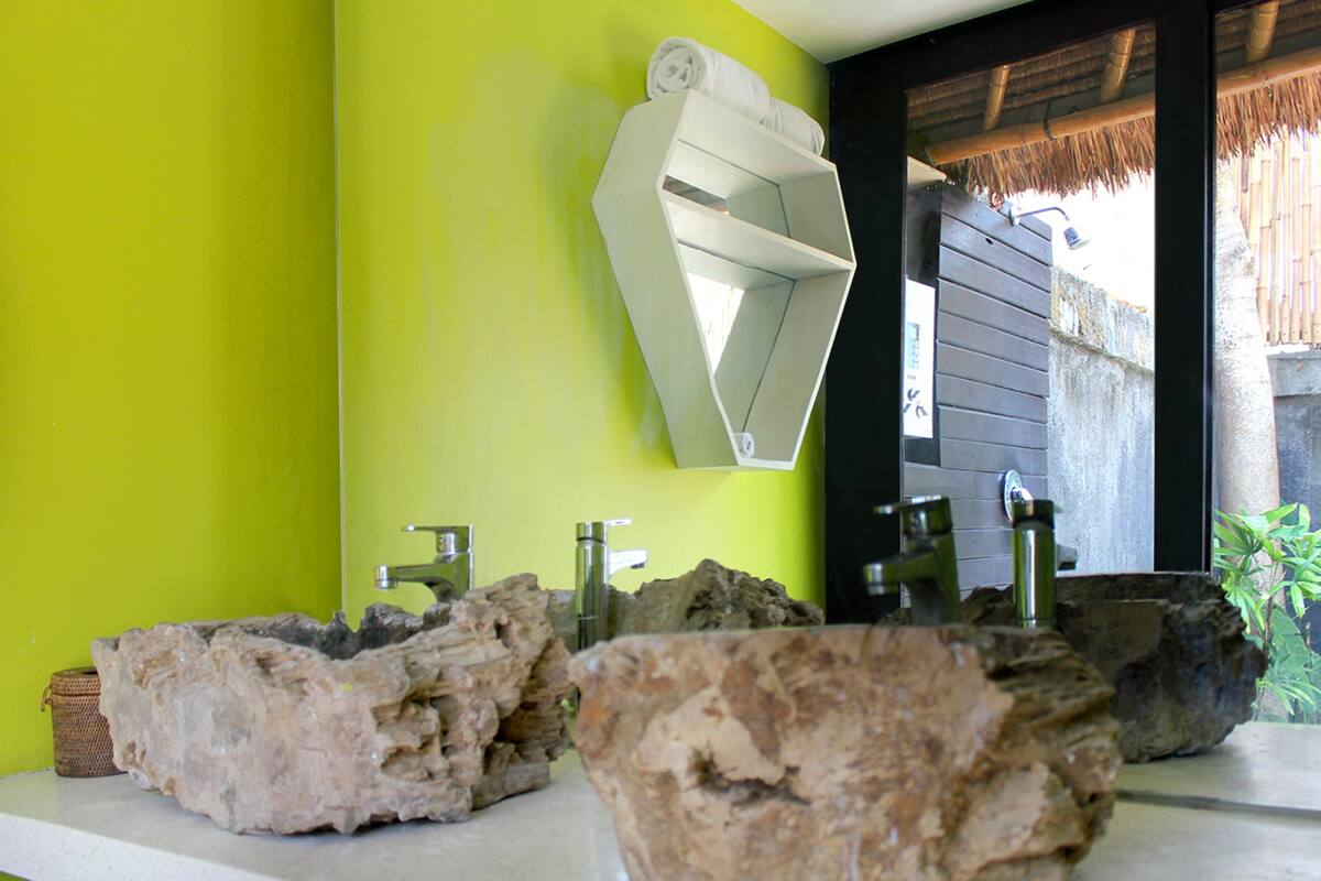 Standard Room (Merapi) | Bathroom | Combined shower/bathtub, free toiletries, hair dryer, towels